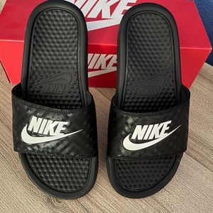 Black Nike slides/slippers